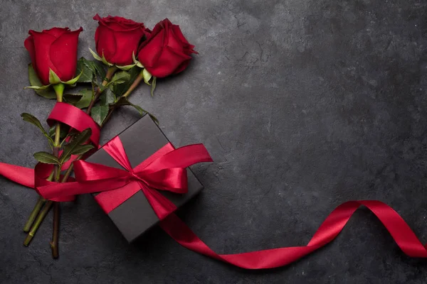 Valentinstag Grußkarte Mit Rosenblumenstrauß Und Geschenkbox Über Steinhintergrund Mit Kopierplatz — Stockfoto