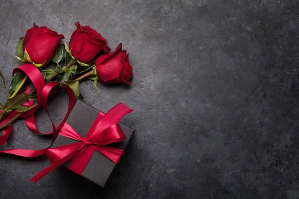 Tarjeta de San Valentín con caja de regalo y flores de rosas — Foto de Stock