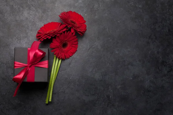 Caja de regalo de San Valentín y ramo de gerberas — Foto de Stock