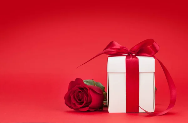 Caja de regalo de San Valentín y rosa — Foto de Stock