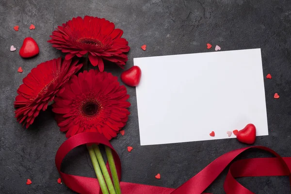 ガーベラの花とバレンタインデーカード — ストック写真