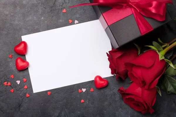 Biglietto di San Valentino con confezione regalo e fiori di rosa — Foto Stock