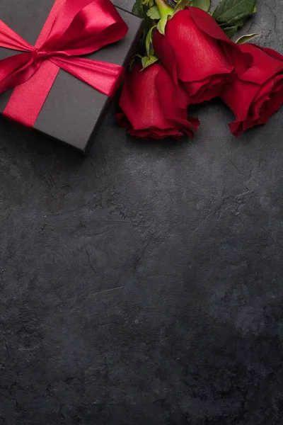 Caja de regalo de San Valentín y ramo de rosas — Foto de Stock