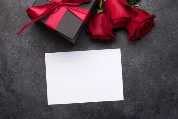 Caja de regalo de San Valentín y ramo de rosas — Foto de Stock