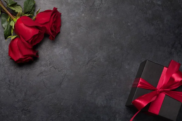 Caja de regalo de San Valentín y ramo de rosas — Foto de Stock