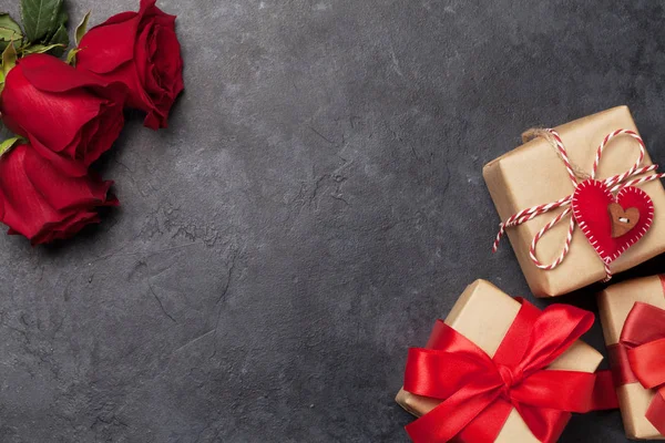 Ημέρα του Αγίου Βαλεντίνου κάρτα με κουτιά δώρων και τριαντάφυλλο λουλούδια — Φωτογραφία Αρχείου