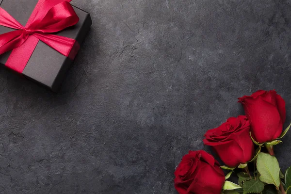 Valentinstag-Karte mit Geschenkbox und Rosenblumen — Stockfoto