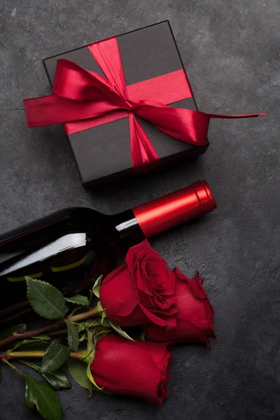 Ημέρα του Αγίου Βαλεντίνου με κρασί και τριαντάφυλλα μπουκέτο — Φωτογραφία Αρχείου