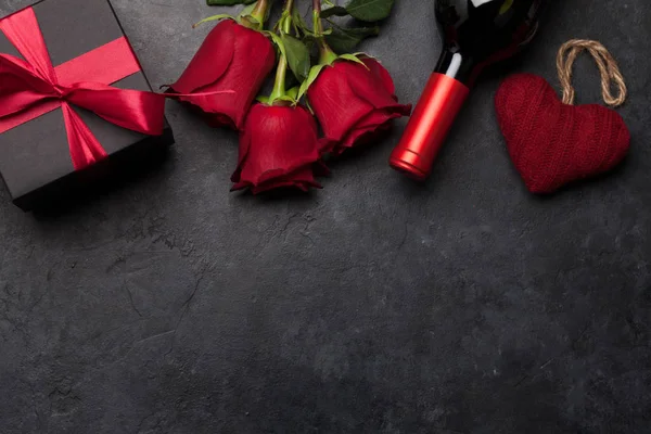 Caja de regalo de San Valentín, vino y rosas —  Fotos de Stock