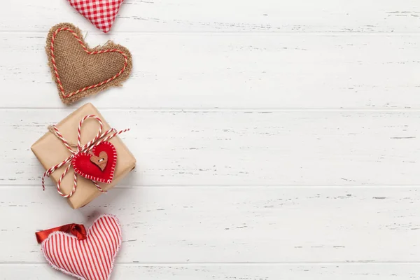 Tarjeta de San Valentín con corazones y caja de regalo — Foto de Stock