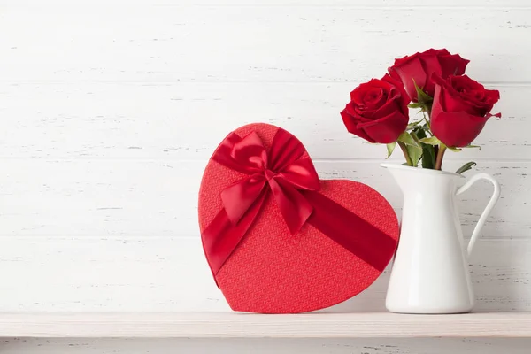 Biglietto di San Valentino con confezione regalo e fiori di rosa — Foto Stock