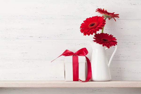 Alla hjärtans dag kort med presentask och gerbera blommor — Stockfoto