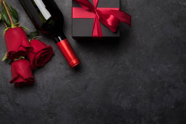 Coffret cadeau Saint Valentin, vin et roses — Photo