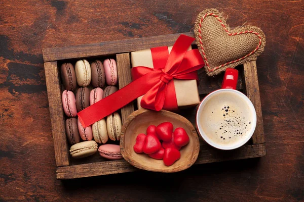 Открытка на день Святого Валентина с подарочной коробкой, печеньем и чашкой кофе — стоковое фото