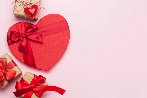 Tarjeta Felicitación San Valentín Con Varias Cajas Regalo Sobre Fondo — Foto de Stock