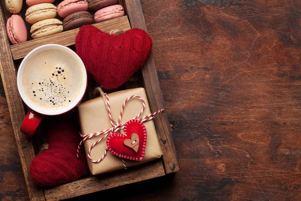Valentines Day Greeting Box Coffee Cup Macaroons Gingerbread Cookies Wooden — 스톡 사진