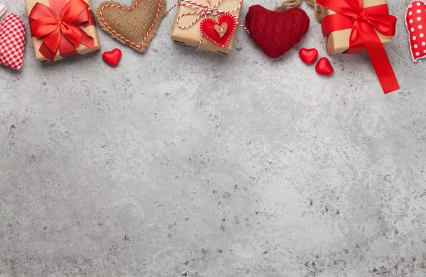 ギフトボックス付きバレンタインデーグリーティングカードあなたの挨拶のためのコピースペースと石の背景に 最上階平面 — ストック写真