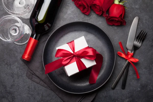 Valentijnsdag Wenskaart Met Rozenbloemboeket Geschenkdoos Rode Wijn Glazen Stenen Achtergrond — Stockfoto