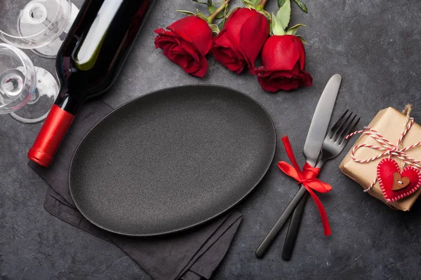 Valentijnsdag Wenskaart Met Roos Bloemen Boeket Geschenkdoos Rode Wijn Fles — Stockfoto