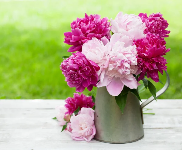 Peony Flowers Bouquet Garden Table Copy Space — Stock Photo, Image