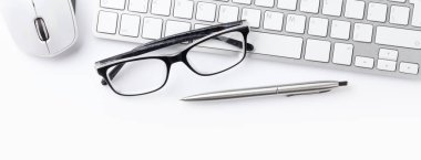 Bilgisayar ve malzemelerle dolu beyaz ofis masası. Masaüstü. Metnin için en üstte boşluk var. Düz yatıyordu