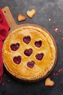 Sevgililer Günü için kalpli ahududulu pasta. Üst görünüm