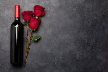Sevgililer Günü tebrik kartı. Üzerinde gül çiçekleri ve kırmızı şarap şişesi var. Tebrik etmek için en üstteki dairede yer var.