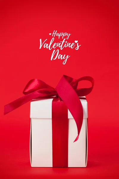 Valentines Boîte Cadeau Sur Fond Rouge Avec Salutations — Photo