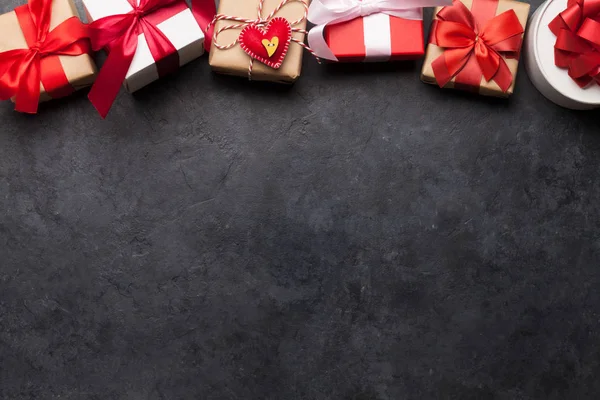 Cajas Regalo San Valentín Sobre Fondo Piedra Con Espacio Copia —  Fotos de Stock