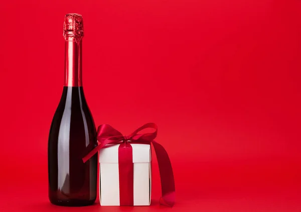 Valentines Den Dárkové Krabice Láhev Šampaňského Nad Červeným Pozadím Kopírovacím — Stock fotografie