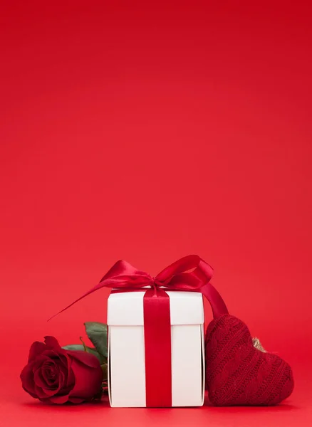 Tarjeta Felicitación San Valentín Con Flor Rosa Caja Regalo Frente — Foto de Stock