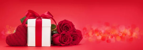 Tarjeta Felicitación San Valentín Con Ramo Flores Rosadas Caja Regalo — Foto de Stock