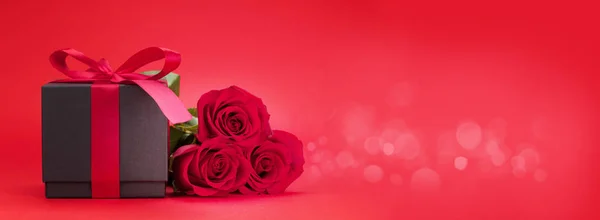 Tarjeta Felicitación San Valentín Con Ramo Flores Rosadas Caja Regalo — Foto de Stock