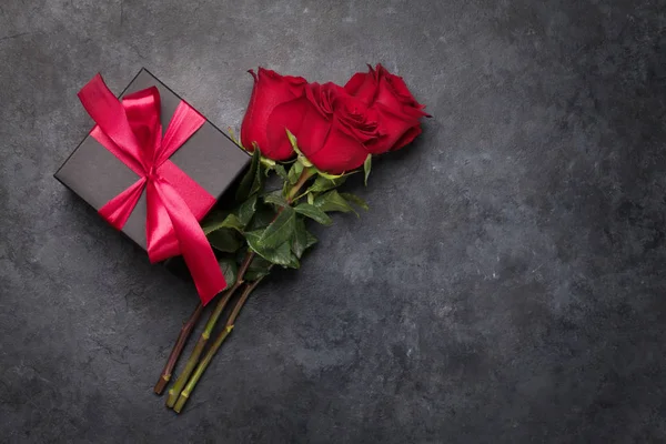 Valentinstag Grußkarte Mit Rosenblumen Und Geschenkbox Auf Steinhintergrund Wohnung Von — Stockfoto