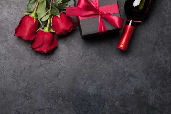 Valentinstag Grußkarte Mit Rosenblüten Und Rotweinflasche Auf Steinhintergrund Draufsicht Flach — Stockfoto