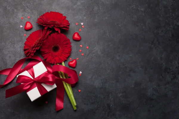 Alla Hjärtans Dag Gratulationskort Med Gerbera Blommor Bukett Och Presentförpackning — Stockfoto