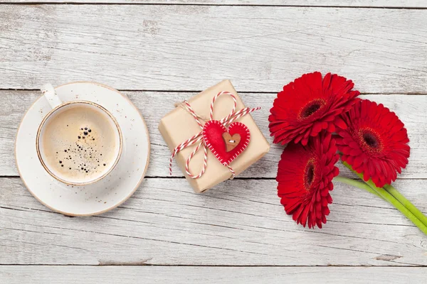 Dia Dos Namorados Cartão Saudação Com Flores Gerbera Xícara Café — Fotografia de Stock