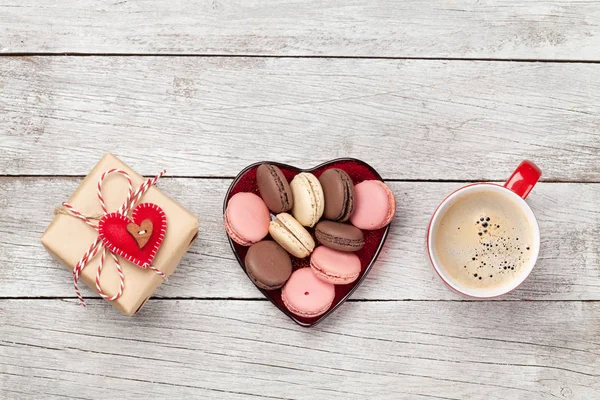 コーヒーカップ ギフトボックス ジンジャーブレッドクッキー付きバレンタインデーグリーティングカードあなたの挨拶のためのスペースと木製の背景に 最上階平面 — ストック写真