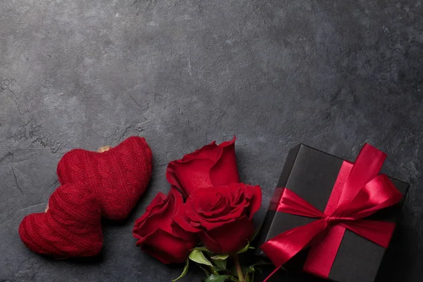 Valentinstag Grußkarte Mit Rosenblumenstrauß Und Geschenkbox Über Steinhintergrund Mit Platz — Stockfoto