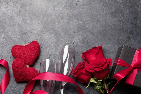 Tarjeta Felicitación Del Día San Valentín Con Flores Rosas Copas — Foto de Stock