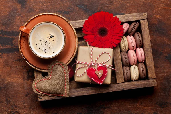 Valentines Day Greeting Box Coffee Cup Macaroons Handmade Hearts Wooden — 스톡 사진