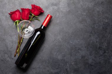 Sevgililer Günü tebrik kartı. Üzerinde gül çiçekleri ve kırmızı şarap şişesi var. Tebrik etmek için en üstteki dairede yer var.