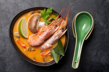 Tom geleneksel Tayland çorbası deniz ürünleri, mantar, hindistan cevizi sütü ve sıcak baharatlı. Üst görünüm