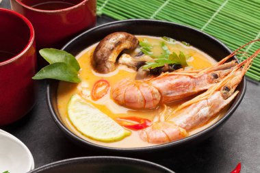 Tom Yum geleneksel Tayland çorbası deniz ürünleri, mantar, hindistan cevizi sütü ve sıcak baharatlı. Yeşil çayla