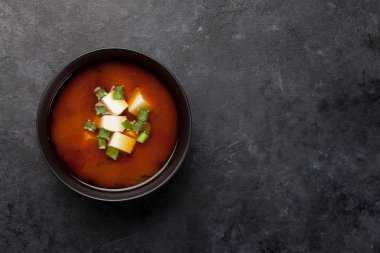 Tofulu ve taze soğanlı Miso geleneksel Japon çorbası. Kopyalama alanı olan üst görünüm