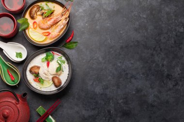 Tom Yum ve Tom Kha geleneksel deniz ürünleri, tavuk, mantar, hindistan cevizi sütü ve sıcak baharatlı Tayland çorbaları. Çaydanlıkta yeşil çay ve kâselerle. Kopyalama alanı olan üst görünüm