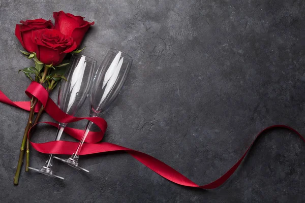 Поздравительная Открытка День Святого Валентина Букетиком Розовых Цветов Бокалами Шампанского — стоковое фото