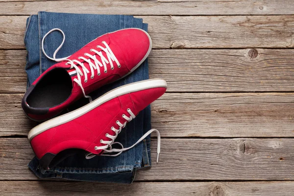 Kleding Accessoires Sneakers Jeans Stedelijke Outfit Voor Alledaagse Reis Vakantie — Stockfoto