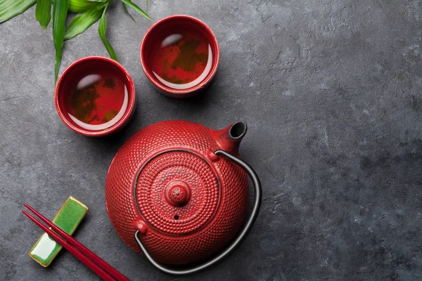 石のテーブルの上で日本茶と箸 アジア料理の概念 コピースペース付きのトップビューフラットレイ — ストック写真