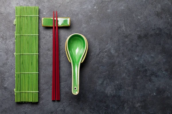 Japanische Essstäbchen Und Suppenlöffel Auf Steintisch Asiatisches Ernährungskonzept Von Oben — Stockfoto